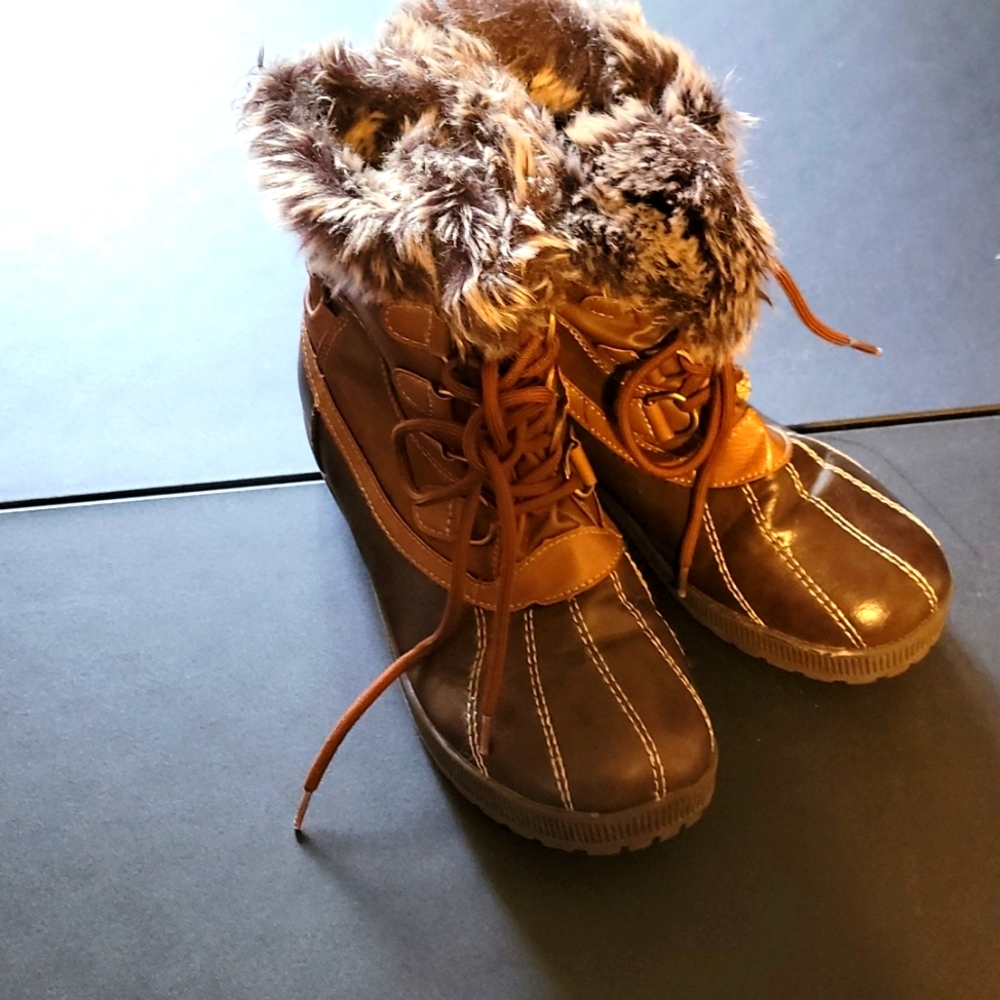 Women's London Fog Size 8. Style LL6024
